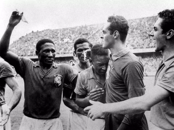 Pele lúc ấy mới chỉ 17 khóc nức nở khi cùng Brazil vô địch World Cup 1958 (Ảnh: Internet) Pele lúc ấy mới chỉ 17 khóc nức nở khi cùng Brazil vô địch World Cup 1958 (Ảnh: Internet)