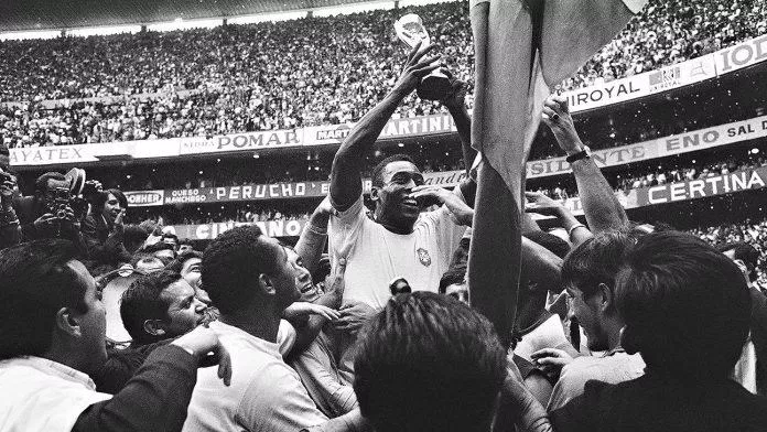 Pele cùng Brazil lên ngôi World Cup lần thứ 2 liên tiếp vào năm 1962 (Ảnh: Internet) Pele cùng Brazil lên ngôi World Cup lần thứ 2 liên tiếp vào năm 1962 (Ảnh: Internet)