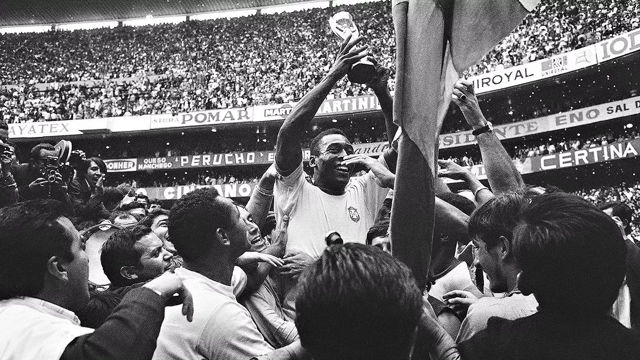 Pele cùng Brazil lên ngôi World Cup lần thứ 2 liên tiếp vào năm 1962 (Ảnh: Internet) Pele cùng Brazil lên ngôi World Cup lần thứ 2 liên tiếp vào năm 1962 (Ảnh: Internet)