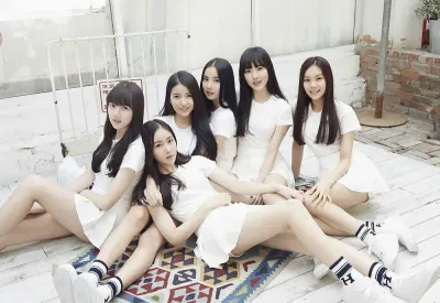 Một nhóm nữ khác cũng vô cùng nổi tiếng với concept ngây thơ là GFriend - đặc biệt là trong những năm đầu đầu tiên họ debut.