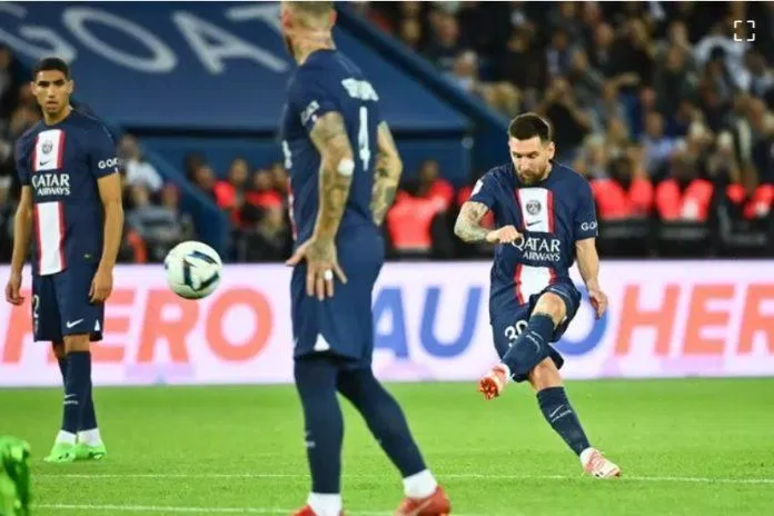 Messi và siêu phẩm vào lưới Kasper Schmeichel (Ảnh: Internet) Messi và siêu phẩm vào lưới Kasper Schmeichel (Ảnh: Internet)