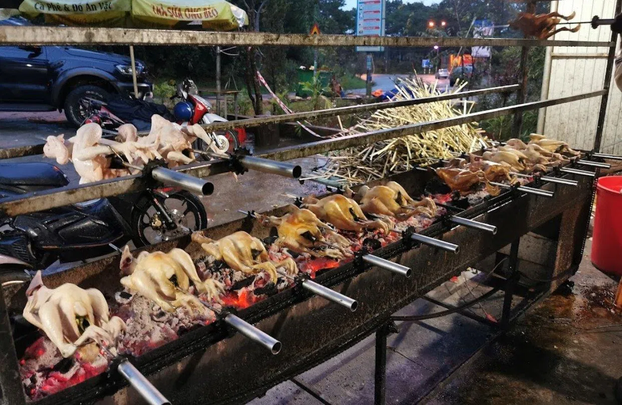 Khu vực nướng gà của quán. (Ảnh: Internet)