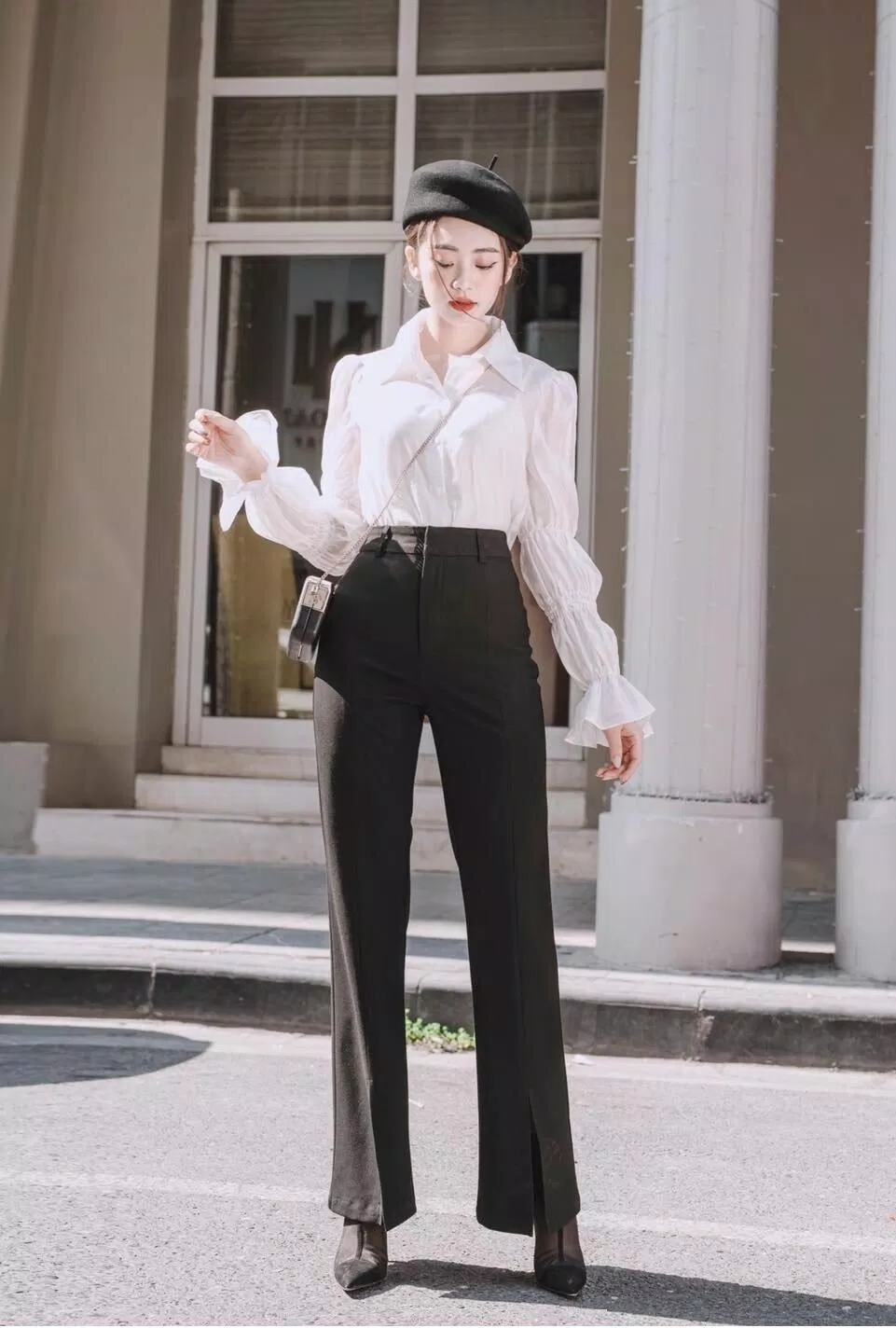Thời trang và sành điệu với sơ mi kiểu kết hợp với quần tây ống loe, mũ nồi và giày cao gót (Ảnh: Internet)