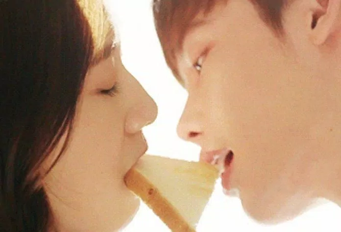 Nụ hôn từng khuấy đảo màn ảnh Hàn của Lee Jong Suk (Ảnh: Internet)