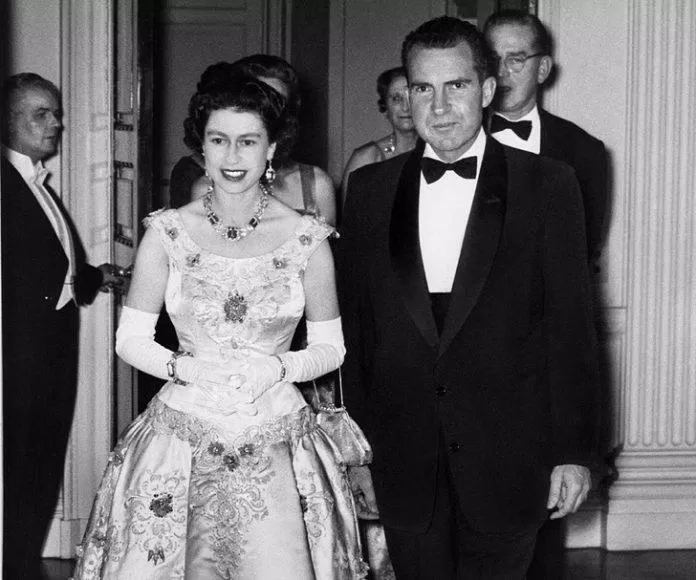 Queen Elizabeth II & Richard Nixon, American Vice-President, on the occasion of a Thanksgiving dinner at the US Embassy residence in London. 27 November 1958Quy tắc ăn tối của Hoàng gia Anh (Ảnh: Internet)