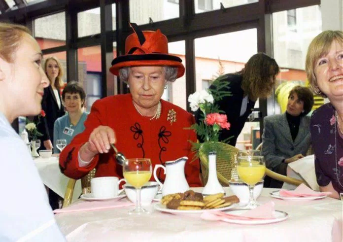 Quy tắc ăn tối của Hoàng gia Anh (Ảnh: Internet)