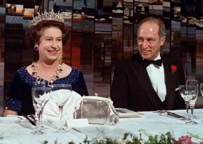 10 quy tắc kì lạ trong bữa tối của hoàng gia Anh 10 quy tắc kì lạ trong bữa tối của hoàng gia Anh BlogAnChoi bữa ăn độc-lạ giải trí hấp dẫn hoàng gia Hoàng gia Anh khám phá kì lạ nổi tiếng nữ hoàng thành viên thế giới thông tin thú vị Top 10 trò chuyện văn hóa
