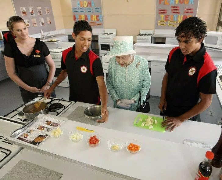 Quy tắc ăn tối của Hoàng gia Anh (Ảnh: Internet)