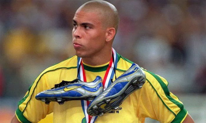 Hình ảnh Ronaldo sau trận chung kết với người Pháp tại World Cup 1998 từng ám ảnh nhiều fan hâm mộ Selecao (Ảnh: Internet) Hình ảnh Ronaldo sau trận chung kết với người Pháp tại World Cup 1998 từng ám ảnh nhiều fan hâm mộ Selecao (Ảnh: Internet)