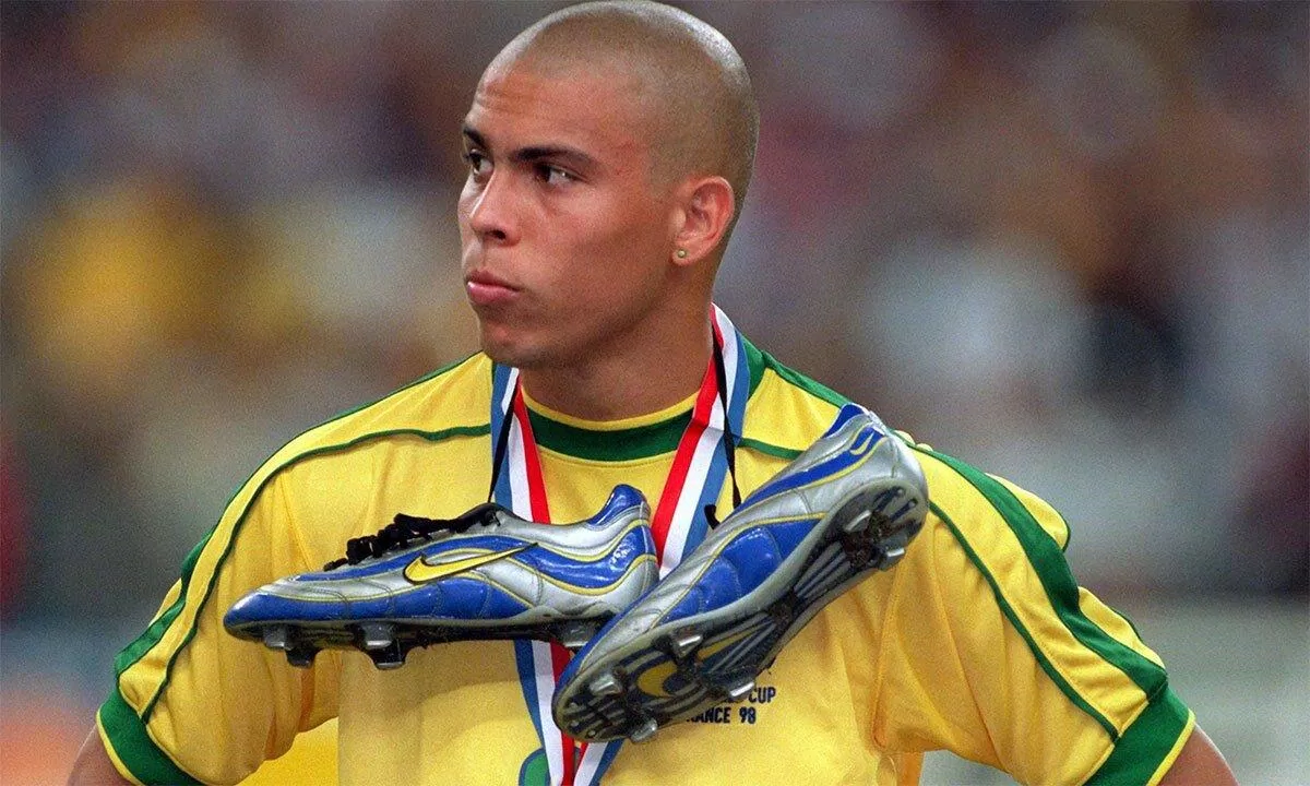 Hình ảnh Ronaldo sau trận chung kết với người Pháp tại World Cup 1998 từng ám ảnh nhiều fan hâm mộ Selecao (Ảnh: Internet) Hình ảnh Ronaldo sau trận chung kết với người Pháp tại World Cup 1998 từng ám ảnh nhiều fan hâm mộ Selecao (Ảnh: Internet)