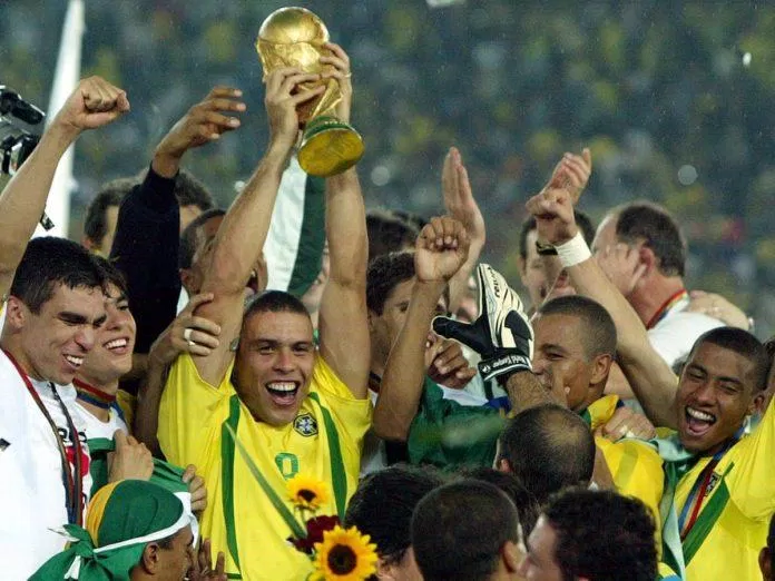 Ronaldo de Lima - vua phá lưới World Cup 2002 lên ngôi cùng các đồng đội Brazil năm đó (Ảnh: Internet)
