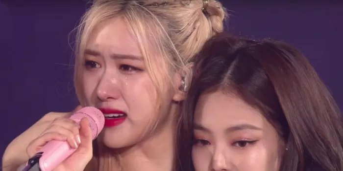 Rosé đã từng khóc ttrong concert của nhóm và chia sẻ rằng cô và các thành viên đã vất vả như thế nào (Ảnh: Internet)