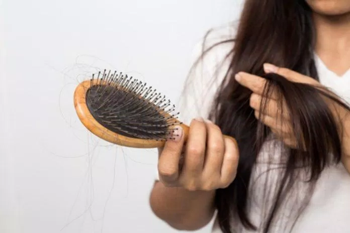 Có nhiều nguyên nhân gây rụng tóc (Ảnh: Internet)
