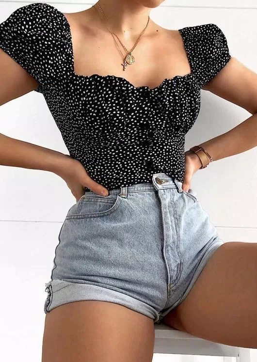 Short jeans với áo kiểu tay phồng (Nguồn: Internet)