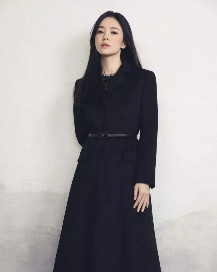 Song Hye Kyo xinh đẹp tựa nữ thần, nhan sắc ngày càng thăng hạng bất chấp tuổi tác - Kiến thức mới 2024 22 Song Hye Kyo khí chất lạnh lùng trong outfit đen của MICHAA (Ảnh: internet)