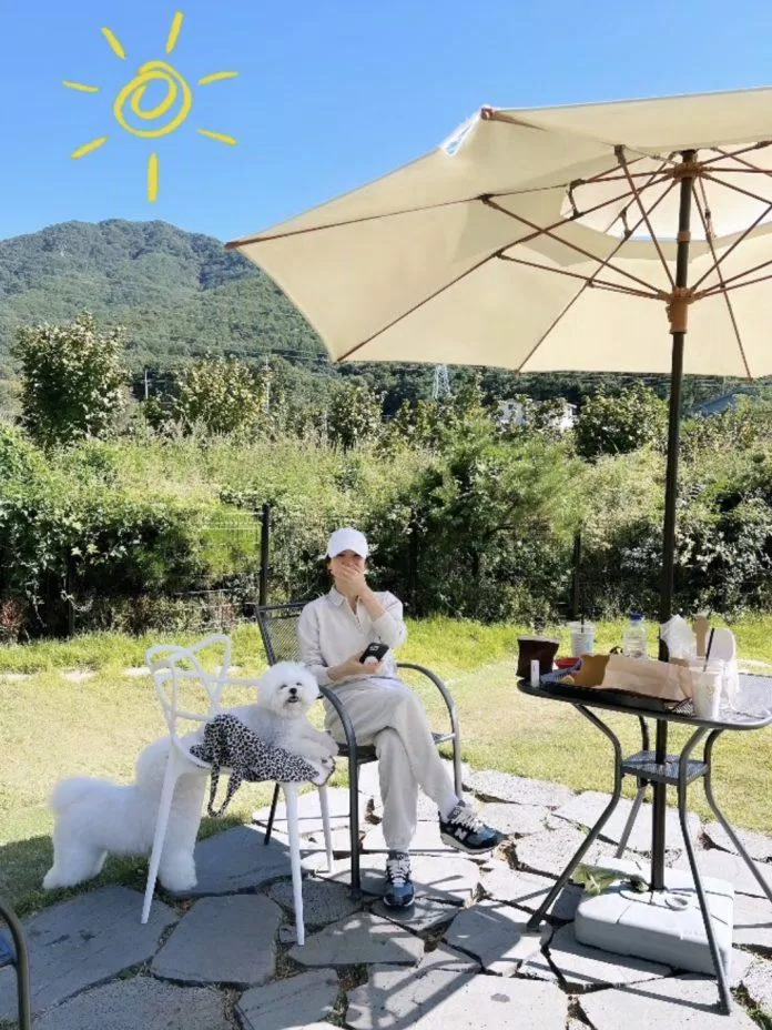 Song Hye Kyo xinh đẹp tựa nữ thần, nhan sắc ngày càng thăng hạng bất chấp tuổi tác - Kiến thức mới 2024 26 Song Hye Kyo thường xuyên chia sẽ hình ảnh ngày thường với fan (Ảnh: internet)