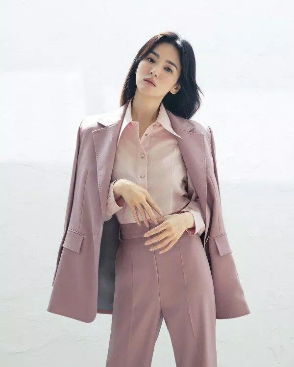 Song Hye Kyo xinh đẹp tựa nữ thần, nhan sắc ngày càng thăng hạng bất chấp tuổi tác - Kiến thức mới 2024 6 Song Hye Kyo vẫn đẹp bất chấp trong nhiều tạo hình (Ảnh: internet)