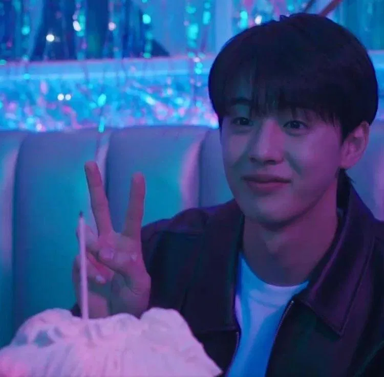 Kim Hyun Jin vào vai nam sinh điển trai nhiều người theo đuổi. (Ảnh: Internet)