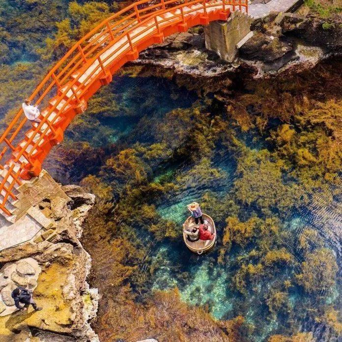 Bạn có thể lên cây cầu màu đỏ giữa biển để chụp hình và ngắm cảnh biển (Nguồn ảnh: JR Times)