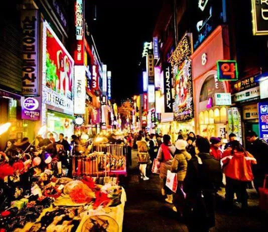 Khu phố sầm uất, không ngủ bậc nhất thủ đô Seoul (Ảnh: Internet)