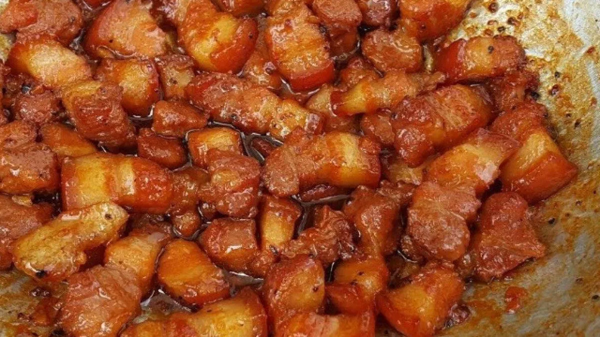 Nồi thịt kho bắt đầu sệt lại. (Ảnh: internet)