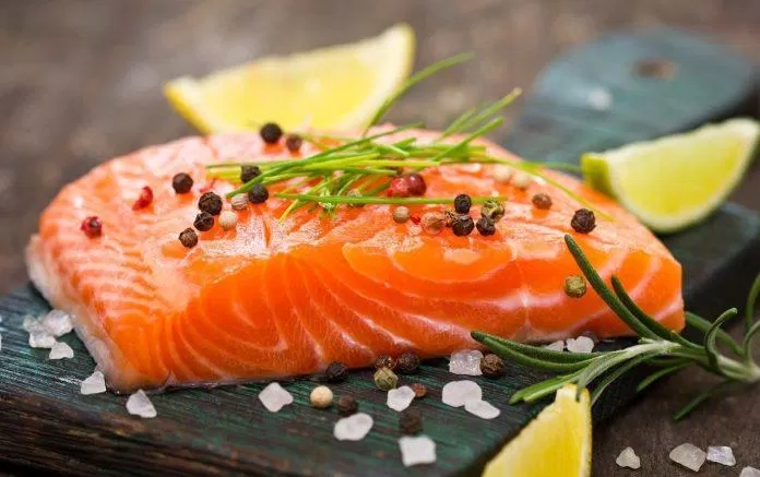 Omega-3 trong cá hồi giúp tăng cường sức khỏe não bộ (Nguồn: Internet)