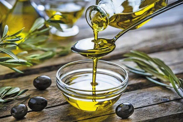 Sử dụng dầu oliu là thói quen ăn uống giúp làm chậm quá trình lão hóa (Nguồn: Internet)