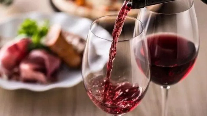 Rượu vang cũng có tác dụng giúp cơ thể chống lão hóa (Nguồn: Internet)