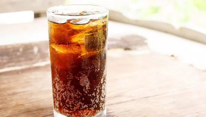 Bạn nên hạn chế dùng nước ngọt và các thức uống tối màu khác (Ảnh: Internet) Bạn nên hạn chế dùng nước ngọt và các thức uống tối màu khác (Ảnh: Internet)