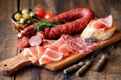 Ăn quá nhiều thịt đã qua chế biến sẽ tăng nguy cơ béo phì và mắc các bệnh về thận (Ảnh: Internet) Ăn quá nhiều thịt đã qua chế biến sẽ tăng nguy cơ béo phì và mắc các bệnh về thận (Ảnh: Internet)