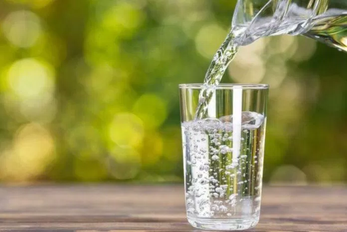 Nước lọc vừa tốt cho sức khỏe, vừa giúp hạn chế ăn nhiều trong bữa ăn (Nguồn: Internet)