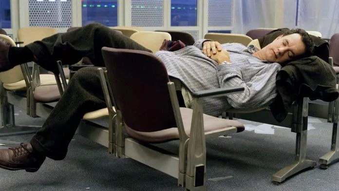 Viktor trong The Terminal phải tìm mọi cách để có thể sống trong phòng chờ sân bay khi không còn chỗ nào để đi nữa (Ảnh: Internet)
