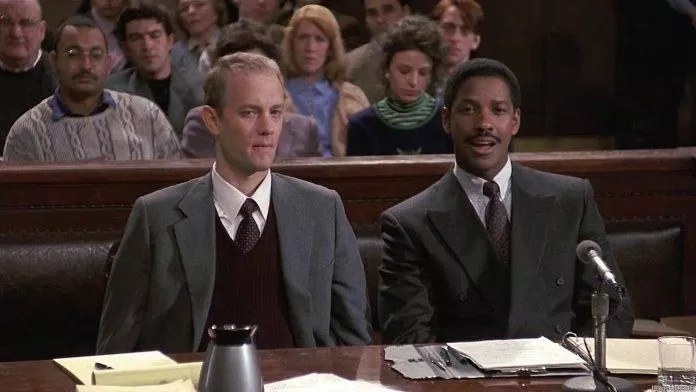 Tom Hanks đã phải giảm 15 cân để có thể hóa thân vào vai luật sư bị nhiễm AIDS trong Philadelphia (Ảnh: Internet)