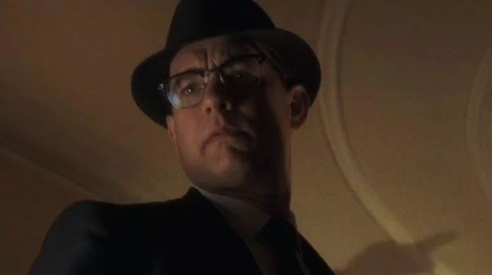 Tom Hanks trong vai thanh tra FBI Carl luôn phải rượt đuổi theo Abagnale trong Catch Me If You Can (Ảnh: Internet)
