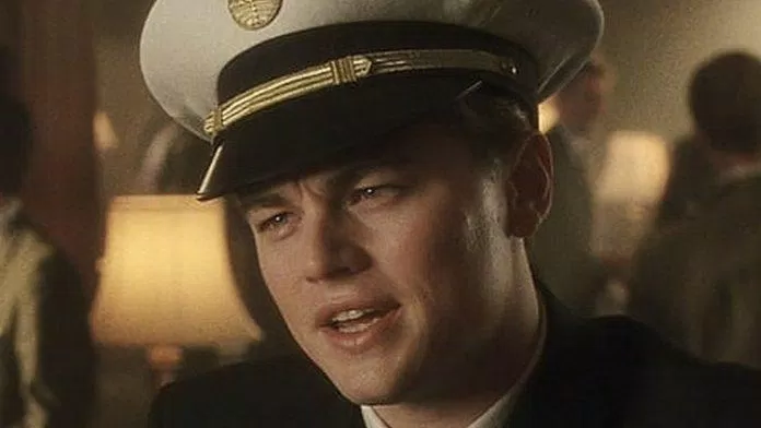 Leonardo DiCaprio vào vai Frank Abagnale, từng là tội phạm lừa đảo trẻ tuổi nhất của nước Mỹ (Ảnh: Internet)
