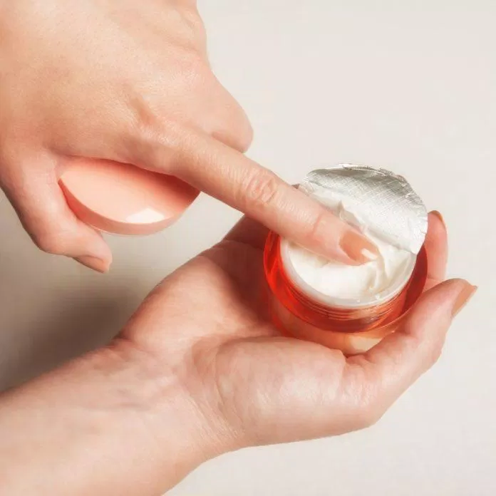 Để tăng hiệu quả dưỡng sáng da các cô nàng có thể cân nhắc chọn các kem dưỡng trắng chứa yếu tố công nghệ trong đấy (nguồn: internet)
