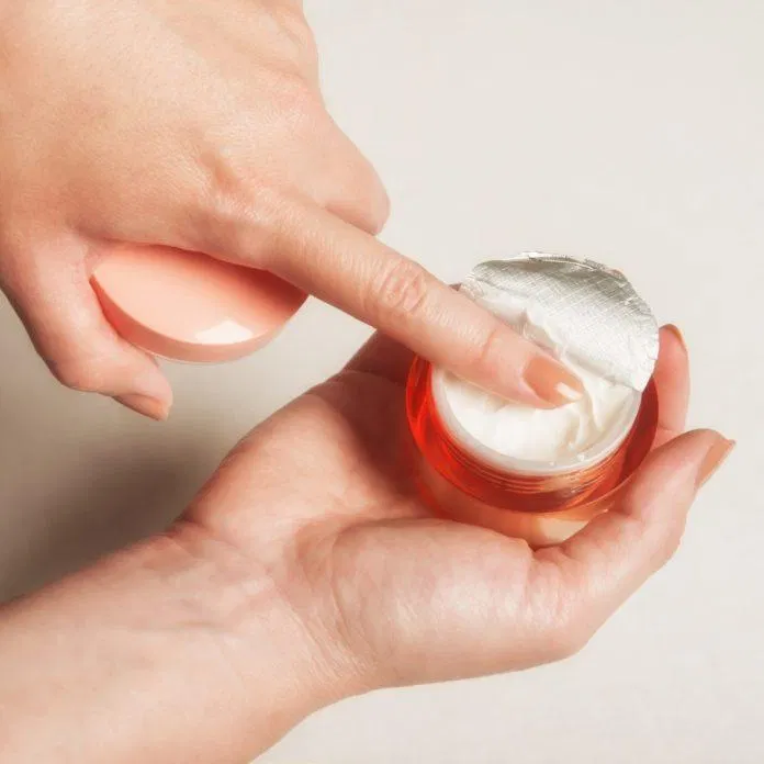 Để tăng hiệu quả dưỡng sáng da các cô nàng có thể cân nhắc chọn các kem dưỡng trắng chứa yếu tố công nghệ trong đấy (nguồn: internet)