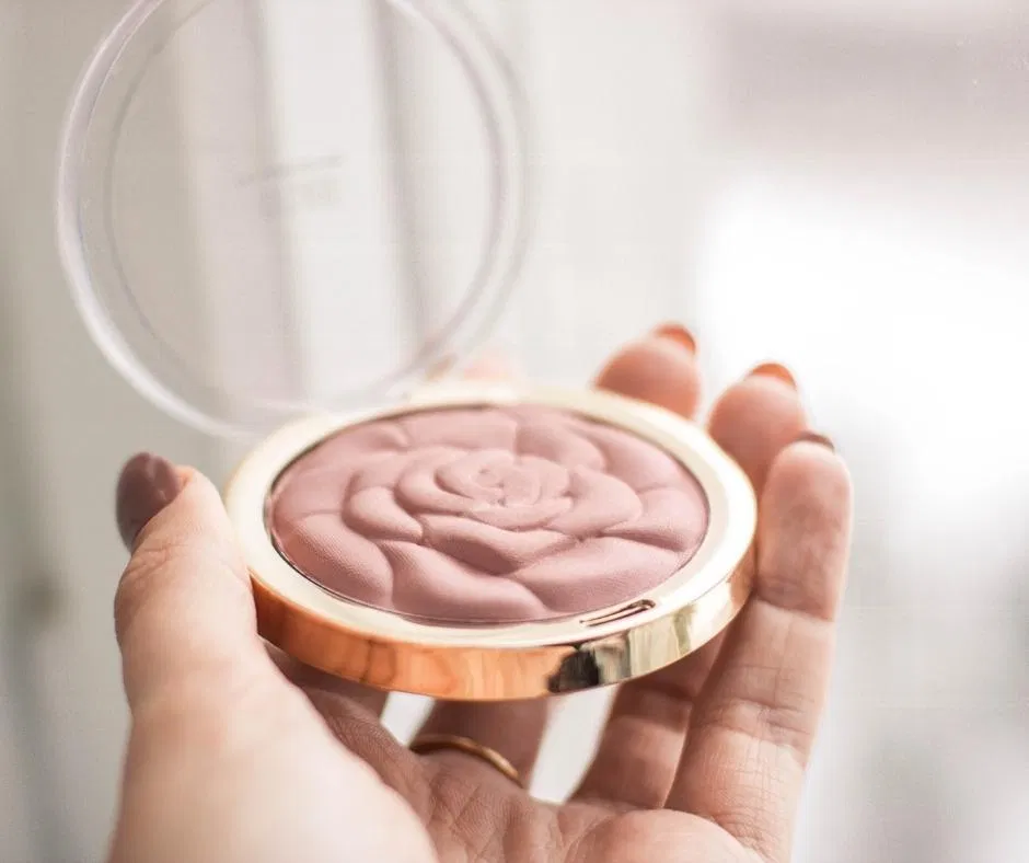 Các loại phấn phủ có thiết kế gọn nhẹ sẽ được ưu tiên vì dễ mang theo khi ra ngoài (nguồn: internet)