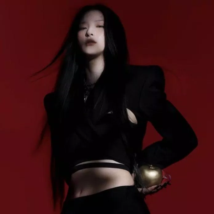 Nổi da gà với hình ảnh đầy ma mị của Seulgi (Red Velvet) trong album solo 28 Reasons - Kiến thức mới 2024 20 Khí chất đầy ấn tượng của Seulgi và hình ảnh trái táo được thể hiện xuyên trong bộ ảnh này. Nguồn: Internet