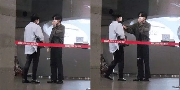 Một hành động của V BTS và quản lý khiến netizen tranh cãi gay gắt - Kiến thức mới 2024 6 Một số người cho rằng V đã đẩy quản lý. (Ảnh: Internet)