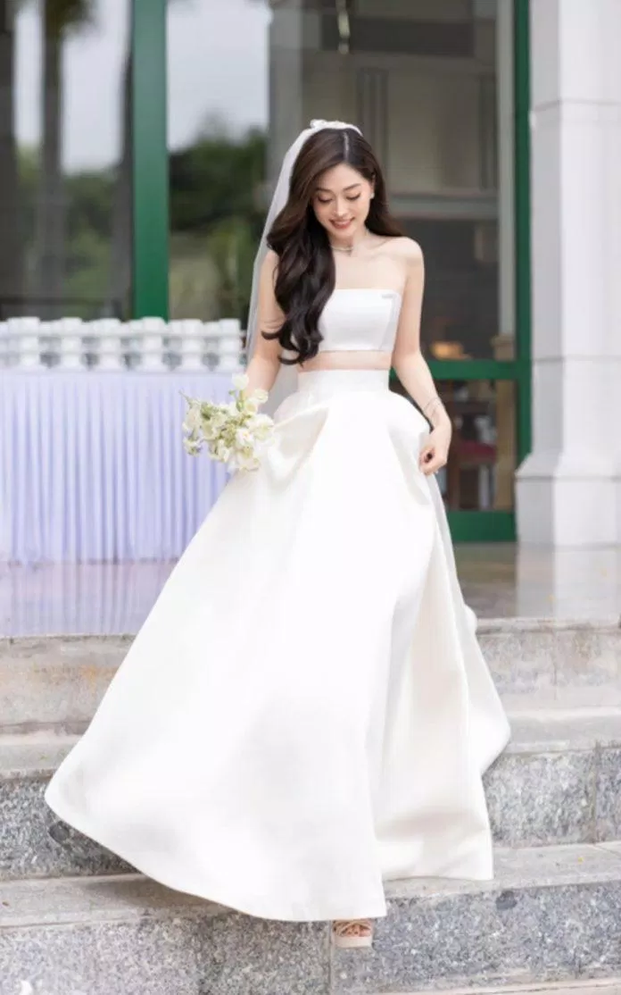 Chiếc váy cưới cách tân của Á Hậu Phương Nga phong cách crop top. (Nguồn: Internet)