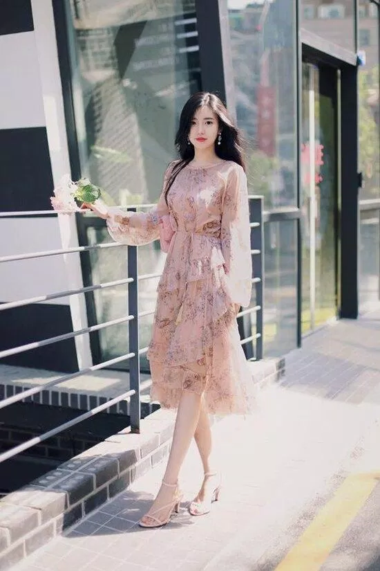 Váy hoa là trang phục được nhiều nàng cực kì yêu thích thời gian gần đây (Ảnh: Internet)