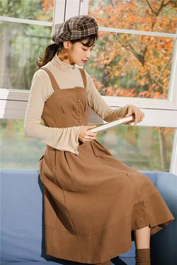 Váy yếm và áo cổ lọ - sự kết hợp kín đáo, ấm áp và thơ mộng cho mùa thu - đông này (Ảnh: Internet)