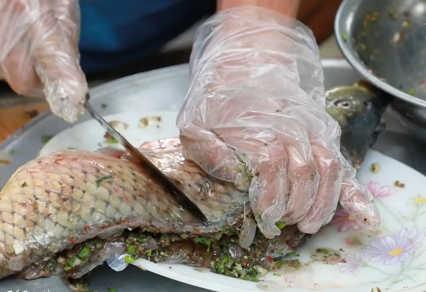Ướp cá (Nguồn kênh youtube: Hương vị quê hương) Ướp cá (Nguồn kênh youtube: Hương vị quê hương)
