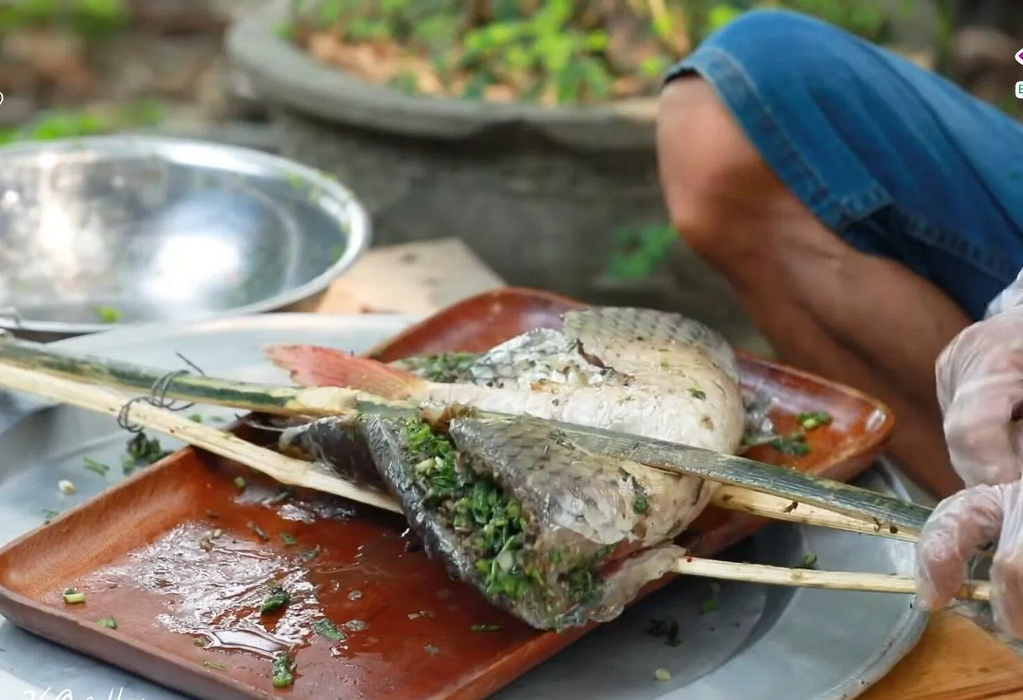 Kẹp cá (Nguồn kênh youtube: Hương vị quê hương) Kẹp cá (Nguồn kênh youtube: Hương vị quê hương)