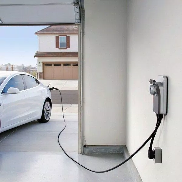 Có thể lắp đặt bộ sạc pin cho xe điện ngay tại nhà (Ảnh: Internet)