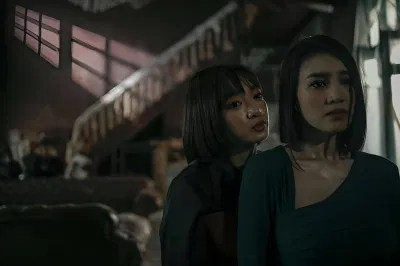 Những tưởng là một chính kịch thường thấy nhưng càng gần đến cuối phim, "Cô gái từ quá khứ" hiện nguyên hình là một bộ phim tâm lý xã hội. (Ảnh: Internet)