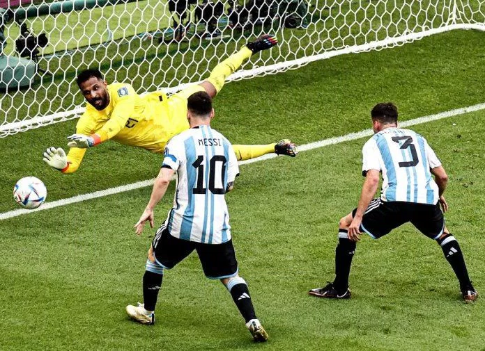 Mohammed Al-Owais có những pha cứu thua khó tin trong trận mở màn World Cup với Argentina (Ảnh: Internet)