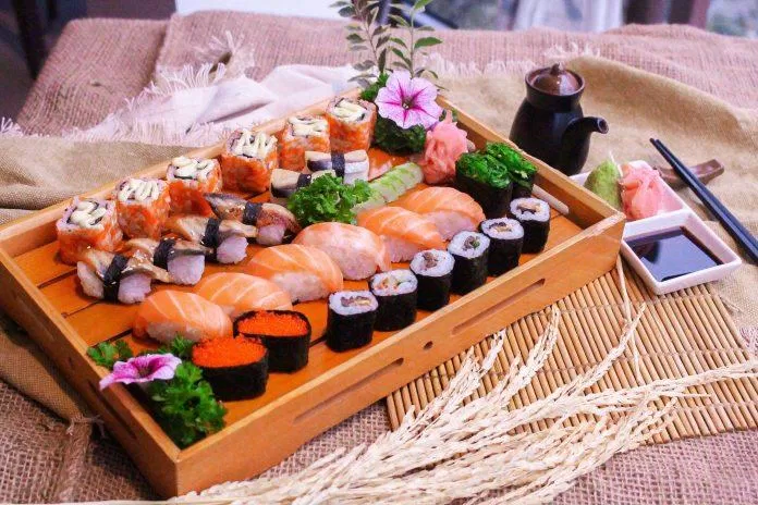 Ăn sashimi ở chợ cá (Nguồn: Internet)
