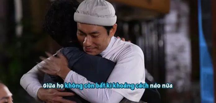 cái ôm ấp áp của cris Phan và Kiều Minh Tuấn ( ảnh chụp màn hình trong 2 ngày 1 đêm )
